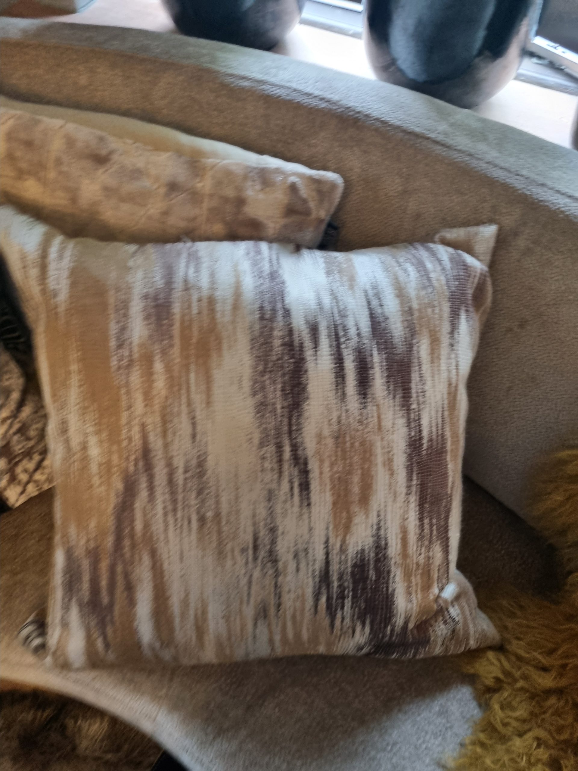 beige Rood groen gemêleerd linnen kussen met bloemen 60x60cm vierkant, Silvera, handwerk, de achterkant taupe beige bruin gemêleerd linnen , incl. binnen kussen (op voorraad) V1 - Afbeelding 2