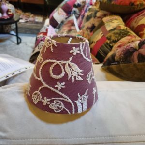 Paars bordeaux linnen ronde lampenkap met wit kant met bloemen, binnenkant beige, Light & Living , Doorsnede bovenkant 7 cm, onderkant 14 cm en hoogte 12 cm. (op voorraad) V1 g