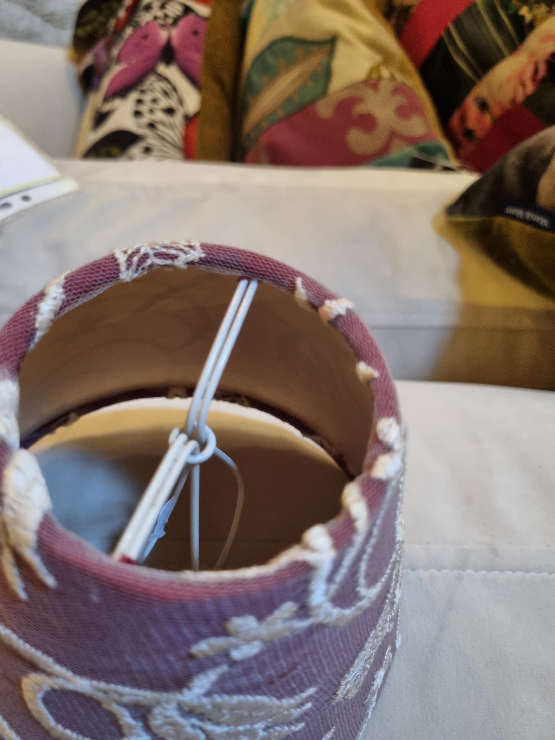 Paars bordeaux linnen ronde lampenkap met wit kant met bloemen, binnenkant beige, Light & Living , Doorsnede bovenkant 7 cm, onderkant 14 cm en hoogte 12 cm. (op voorraad) V1 g - Afbeelding 2