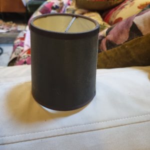 Zwart organza ronde lampenkap met zwart linnen trim, binnenkant beige, Light & Living , Doorsnede bovenkant 9 cm, onderkant 11 cm en hoogte 12 cm. (op voorraad) V4 g