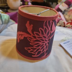 Rood bordeaux organza ronde lampenkap met rood fluwelen bloemen en trim, binnenkant beige, Light & Living , Doorsnede bovenkant 9 cm, onderkant 11 cm en hoogte 12 cm. (op voorraad) V5 g