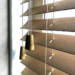 BLYNDS, Jaloezieën / horizontale houten of kunststof lamellen allerlei kleuren en maatvoeringen mogelijk