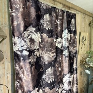 Taupe grijs beige met bloemen op fluweel stof wand kleed, Silvera, met tunnel om ophangstok doorheen te doen, gevoerd, achterkant linnenlook geluid dempend.  130 cm breed en 190 lang ( op voorraad ) v1
