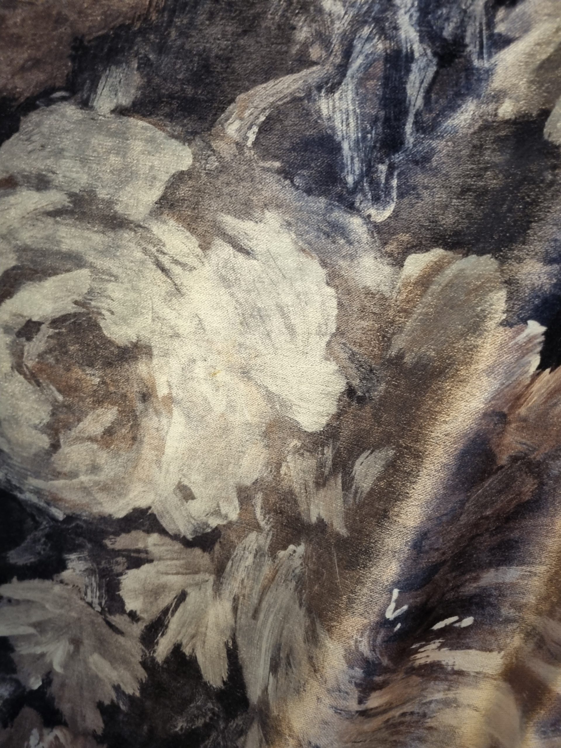 Taupe grijs beige met bloemen op fluweel stof wand kleed, Silvera, met tunnel om ophangstok doorheen te doen, gevoerd, achterkant linnenlook geluid dempend. 130 cm breed en 190 lang ( op voorraad ) v1 - Afbeelding 2