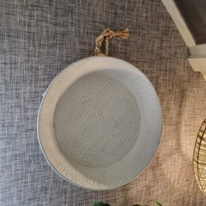 wit ijzeren schaal of hang element, Art Sensation, rond schaal fruit dienblad, met hang oog, Schaal: Ø44 x 8 cm hoog, (ook verkrijgbaar met bijpassend houten onderstel van €29,95) (op voorraad) V1