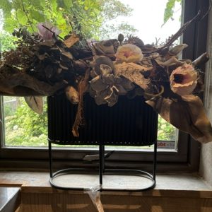 zwart ovaal kunststof houtlook, plant pot bloem vaas met onderkant van zwart metaal Waterdrinker, breedte 50 cm, hoogte 40 cm, diepte 20 cm (op voorraad) V1