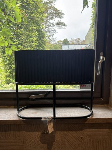 zwart ovaal kunststof houtlook, plant pot bloem vaas met onderkant van zwart metaal Waterdrinker, breedte 50 cm, hoogte 40 cm, diepte 20 cm (op voorraad) V1 - Afbeelding 2