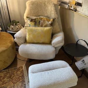 Beige stof met een werkje genaamd Salerno beige, draai stoel met platinum metaal onderstel de relax fauteuil genaamd Caleb met elektrische verstelbare rug 86,4x94x107,9 cm met gratis hocker 55x45x45 cm, Eleonora, ( op voorraad ) V1