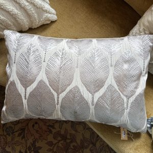 Beige creme kussen 40x60cm langwerpig, Silvera handwerk met bladeren, de achterkant grijs, incl. binnen kussen (op voorraad) V2