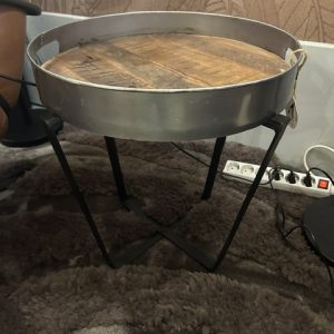 bruin houten schaal dienblad tafel compleet  ijzeren iets verhoogde rand met grepen en wordt op een zwart inklapbaar ijzeren onderstel gplaatst zit vast in de rand dan die erop zit van Art Sensation, ,Diameter 45 en hoogte 48 cm. dienblad/bijzettafel/ buitentafel/Lounge Tray (op voorraad) V2